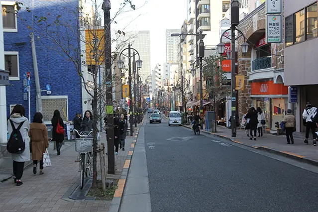 神楽坂へ。路地裏を含め、話題の飲食店も多い|下関マグロさんと歩く早稲田