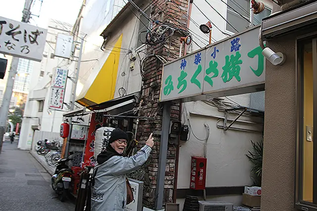 隠れ家的な飲食店がひしめく「みちくさ横丁」。こうした小路を探検し、飲み屋を開拓するのも散歩の楽しみだという|下関マグロさんと歩く早稲田