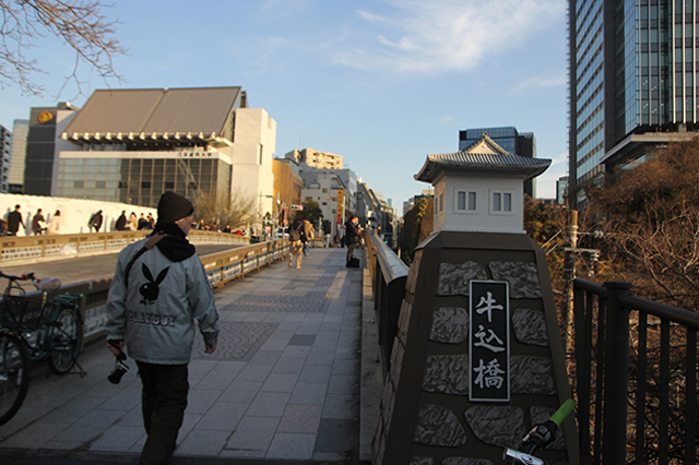 牛込橋を渡り、飯田橋駅へ。マグロさんの足取りは相変わらず軽い