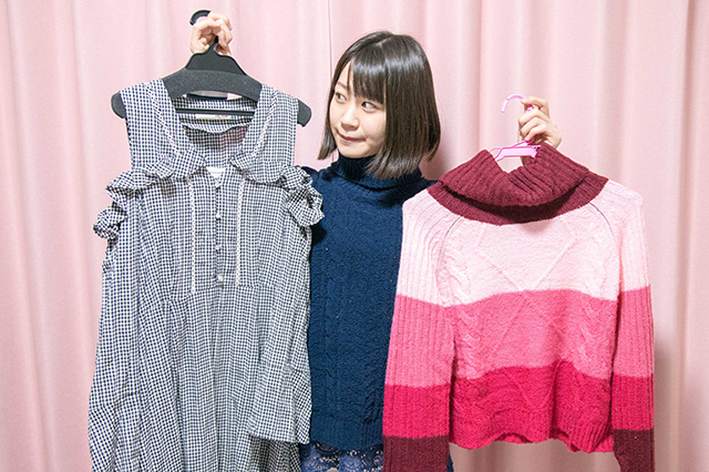 最近のお気に入り。「可愛い洋服を見ると楽しくなります」と女の子らしい一面を見せてくれた|仮面女子・小島夕佳の部屋初公開!人気アイドルの一人暮らし