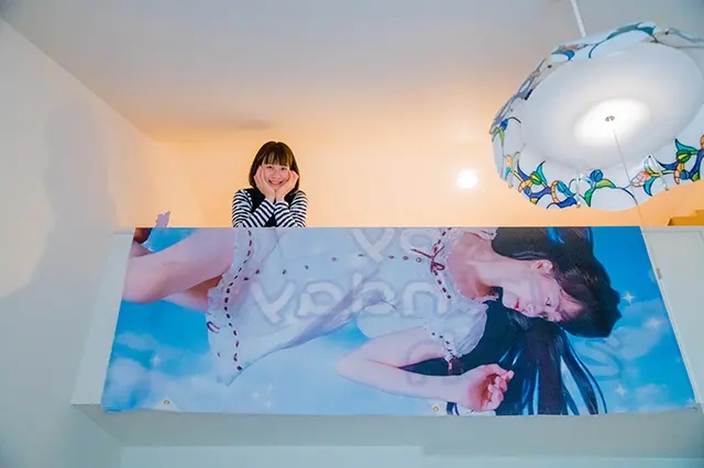 ロフトの壁には、盛り上げグッズの垂れ幕が。ファンを大切にする小島さんらしい|仮面女子・小島夕佳の部屋初公開!人気アイドルの一人暮らし
