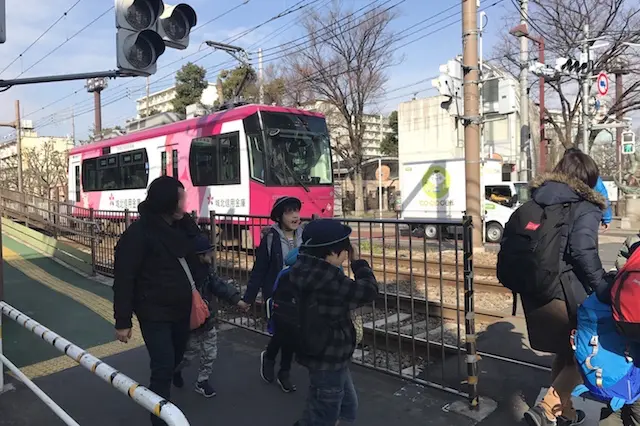 たまたま乗り合わせた園児たちとともに荒川遊園地前駅で下車|あらかわ遊園のある街・西尾久探訪