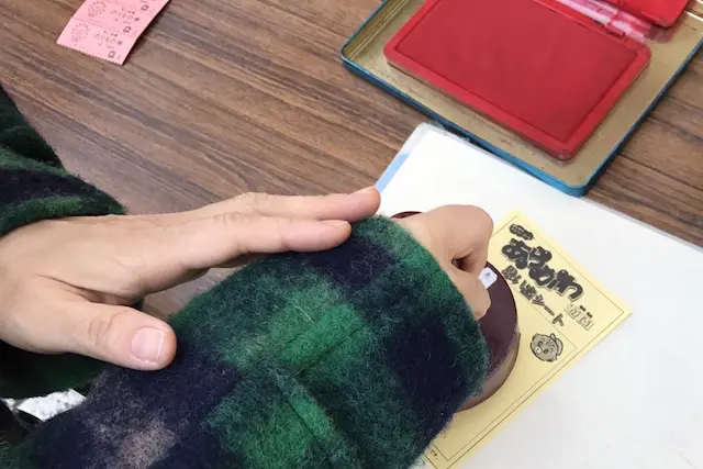 メインゲートそばのスタンプ台で〝思い出シート〟にペタッ|あらかわ遊園のある街・西尾久探訪