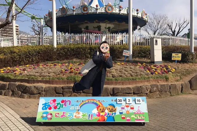 メリーゴーランド前のフォトスポットでも記念の1枚をパチリ|あらかわ遊園のある街・西尾久探訪
