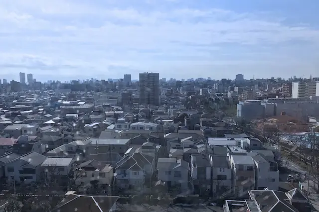 南には西尾久の街並みが見える。戸建て住宅が密集している|あらかわ遊園のある街・西尾久探訪