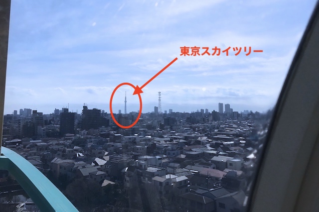 南東には東京スカイツリーも確認できる。肉眼だともっと大きく見えるのだが……これがスマホの限界｜あらかわ遊園のある街・西尾久探訪