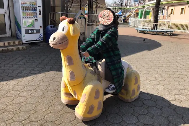 ポニー乗馬サービス(のりもの券1枚または100円)もあるけど、今回はキリンに乗ってみた|あらかわ遊園のある街・西尾久探訪