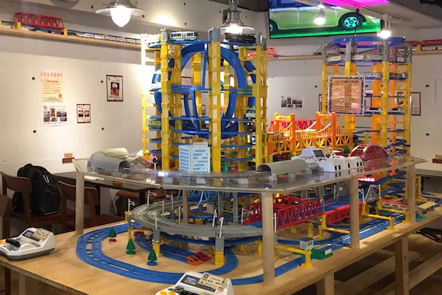 入店すると高さ1m長さ約3mの巨大プラレールがお出迎え! ずっと眺めていられる……|プラレールが走るカフェ 小鉄(西尾久)
