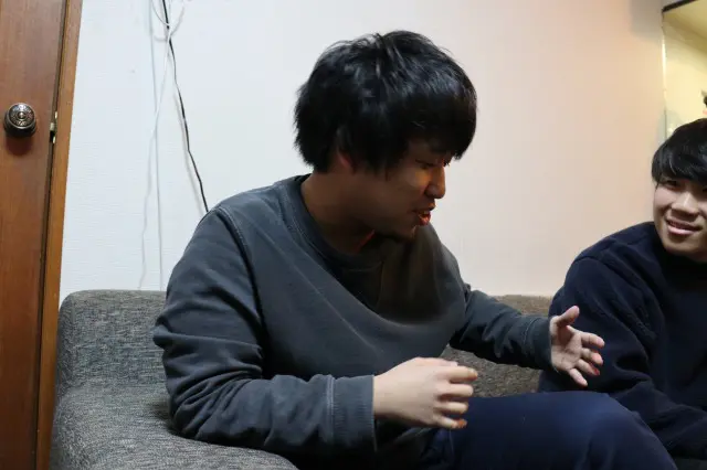何か言いたげなヒロヤさん|【シェアハウスの恋愛の実態】シェアハウスの恋愛には段階がある!? 渋谷のシェアハウスで恋愛の過程を調査してきた
