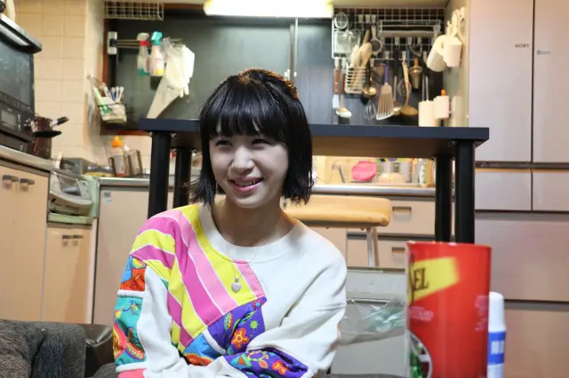 笑顔が可愛いが不思議なキャラクターのはねちかさん|【シェアハウスの恋愛の実態】シェアハウスの恋愛には段階がある!? 渋谷のシェアハウスで恋愛の過程を調査してきた