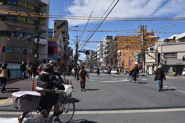 方南町駅すぐの交差点。商店街に向かう住人で賑わう｜東京メトロ直通運転開始で便利になる街「北綾瀬」「方南町」をサキドリ取材してきた