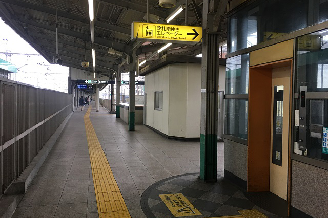 綾瀬駅のホームを渡ってさらに奥へ進むと……|東京メトロ直通運転開始で便利になる街「北綾瀬」「方南町」をサキドリ取材してきた