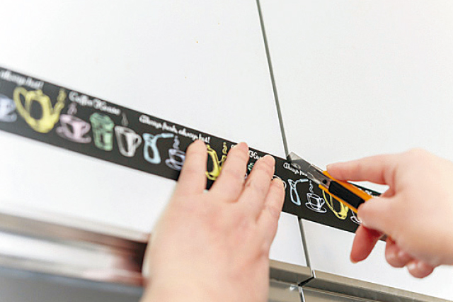 マスキングテープを切る際は、カッターの取り扱いに注意!|【賃貸DIY】安くて簡単!キッチンを便利にかわいくするプチアイデア3選