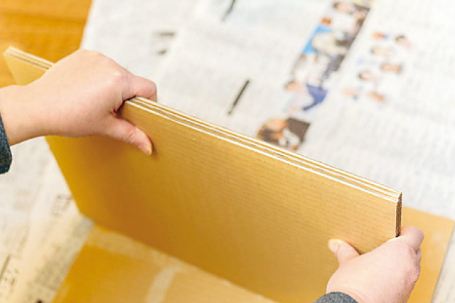 ダンボールで手を切らないよう注意|【賃貸DIY】安くて簡単!キッチンを便利にかわいくするプチアイデア3選