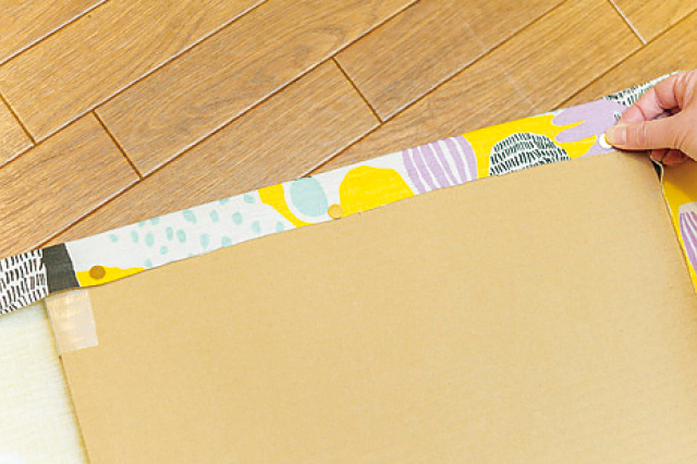布を引っ張りながら作業すると◎|【賃貸DIY】安くて簡単!キッチンを便利にかわいくするプチアイデア3選