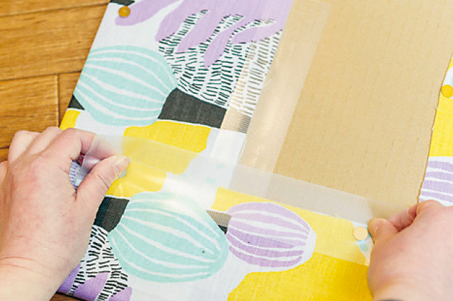 ファブリックボードの裏面は、飾ると見えなくなるので多少汚くてもOK|【賃貸DIY】安くて簡単!キッチンを便利にかわいくするプチアイデア3選