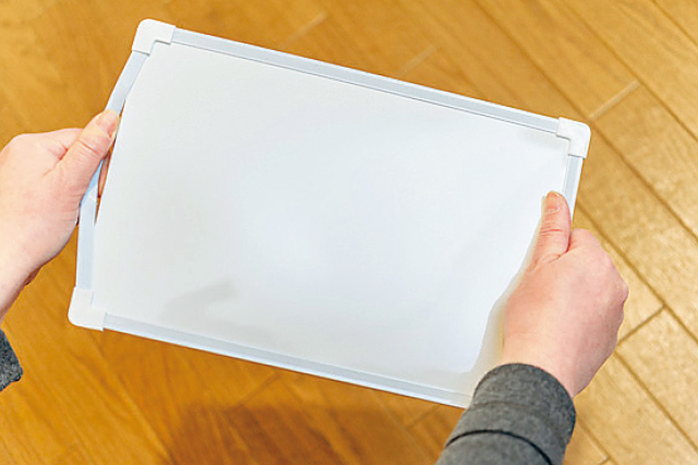 ホワイトボードのフレームをはずす際は、ケガをしないよう十分に注意して|【賃貸DIY】安くて簡単!キッチンを便利にかわいくするプチアイデア3選