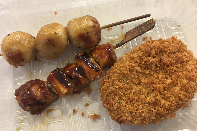 価格調査させてもらった御礼にスーパー「ベルクス」で惣菜を購入。特に、カレーコロッケ(写真右)がうまかった|東京メトロ直通運転開始で便利になる街「北綾瀬」「方南町」をサキドリ取材してきた