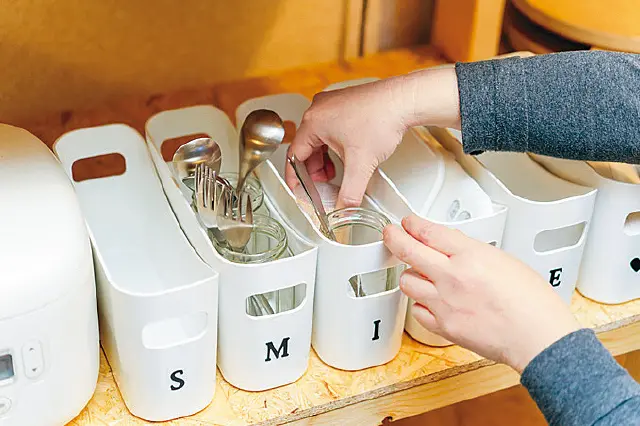 ニトリのブラン整理バスケットで、ごちゃつくカトラリー類をきれいに整頓させよう!|【賃貸DIY】100均グッズを活用してキッチンを賢くスッキリさせる収納アイデア3選