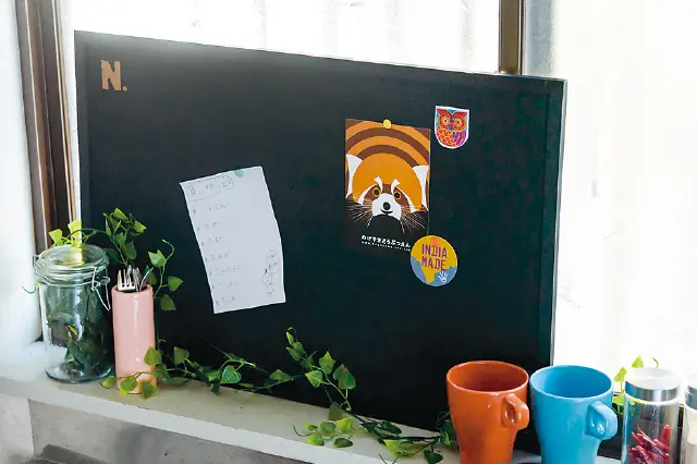 冷蔵庫のドアにマグネットで無造作に貼っていた買い物メモやレシピもスッキリ掲示できて、カフェのキッチンのような雰囲気に|【賃貸DIY】100均グッズを活用してキッチンを賢くスッキリさせる収納アイデア3選