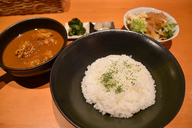 チキンカレー1,000円。ランチタイムはサラダと漬物、紅茶orコーヒーが付く｜『カレーの愛し方、殺し方』作者・手条萌さんと巡る学芸大学（イトキッチン）