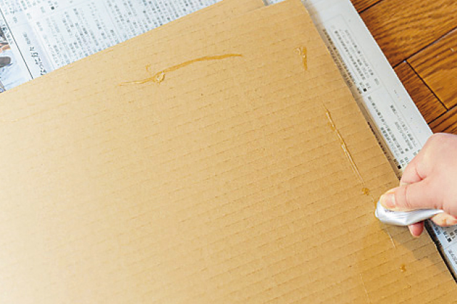 ダンボールに接着剤をつけてダンボール同士を接合させよう|【賃貸DIY】100均グッズを活用してキッチンを賢くスッキリさせる収納アイデア3選