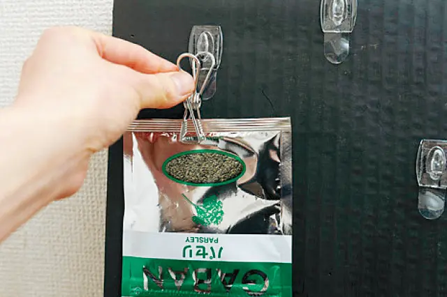調味料の袋のフタをしっかりしめて、ステンレスピンチで挟もう|【賃貸DIY】100均グッズを活用してキッチンを賢くスッキリさせる収納アイデア3選