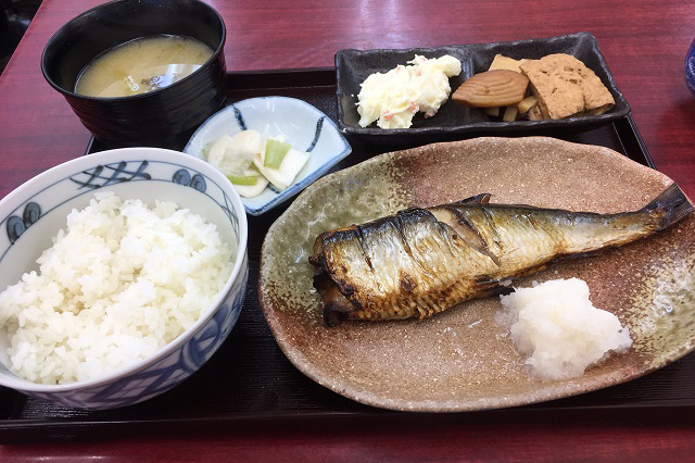 でかいにしんが丸ごと1尾｜定食のヤシロ｜東京メトロ直通運転開始で便利になる街「北綾瀬」「方南町」をサキドリ取材してきた