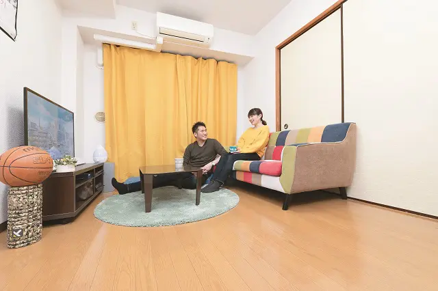広いリビングでくつろぐ斎藤さんご夫婦。先輩カップルに、二人暮らしの部屋探しのコツを聞いてみよう!|同棲・結婚生活の参考に!新婚さんに聞いた、結婚を見据えた二人暮らしの部屋探しのコツ