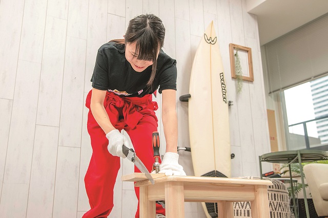 「力使う!木って強いなぁ~(?)」と立花あんなさん|仮面女子・立花あんながDIYに挑戦! コーヒードリップスタンドを作ってみた