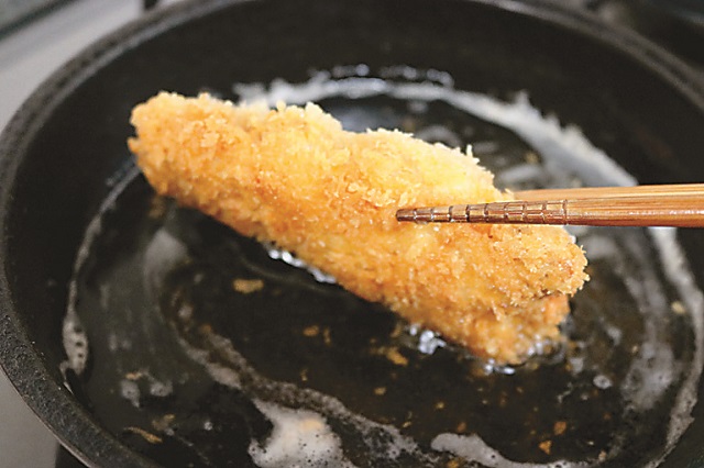 カツは深さ2cmほどの油で揚げ焼きにすると作りやすい。片側がきつね色に揚がったら裏返す|【再現レシピ】定食屋「大戸屋」風のチキンかあさん煮を自宅でおいしく作るコツ