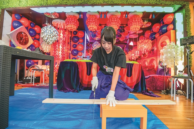 「木を切るなんて技術の授業以来!面白い!」と月野もあさん|仮面女子・月野もあがDIYに挑戦!賃貸物件の玄関にぴったりなアンブレラスタンドを作ってみた