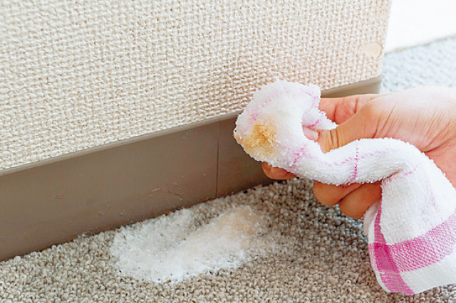 汚れがとれてきた！｜退去時にしっかり掃除を！ 部屋の汚れを落としてうっかり出費をなくそう