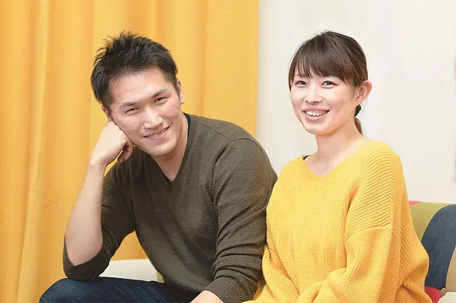 気が付くと2人でこの位置に。家の中で一番好きな場所だというリビングのソファ|同棲・結婚生活の参考に!新婚さんに聞いた、結婚を見据えた二人暮らしの部屋探しのコツ