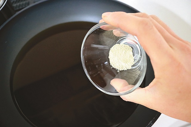 昆布の風味豊かな煮汁の再現には、めんつゆに昆布だしを追加して旨味と香りをアップ|【再現レシピ】定食屋「大戸屋」風のチキンかあさん煮を自宅でおいしく作るコツ