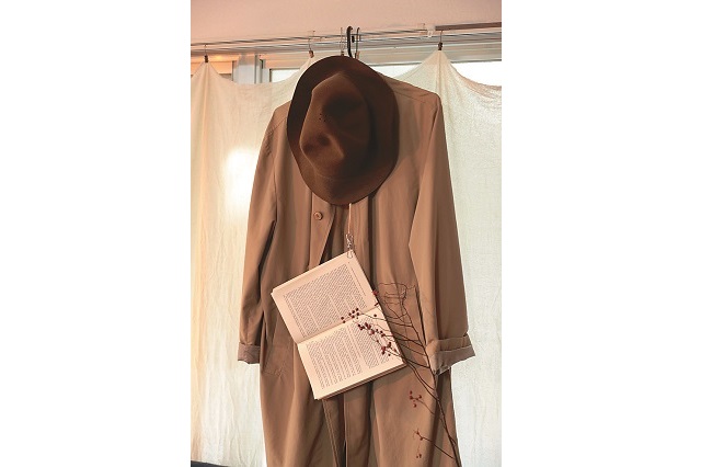 季節ものの服や小物、雑貨をあえて吊るしてオシャレなインテリア風にアレンジ|【インテリアコーディネート術】雑貨や古着を飾っておしゃれな男子部屋をつくるコツ