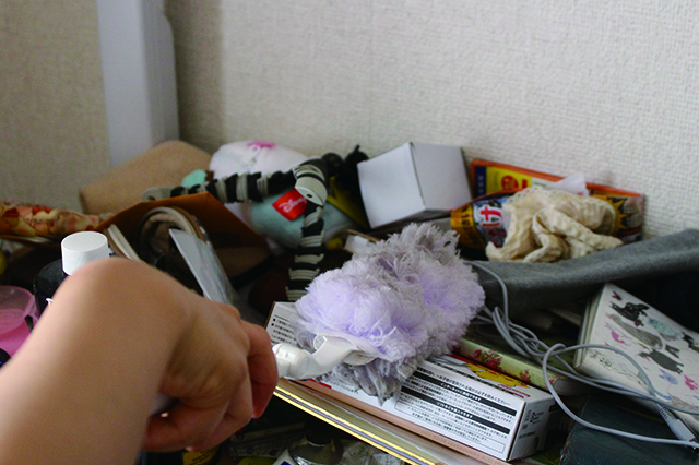 凹凸の激しいゴミの山……机の上もなんのその！｜家事・収納アドバイザーの本多弘美先生に教わった、花粉を除去する掃除の方法