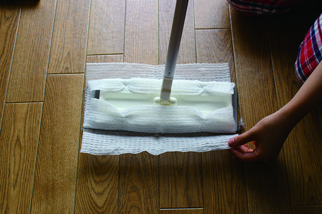 汚れたら1枚はぐ! 取り替える手間なくすぐに新しいシートが現れるので、大変効率的なのだ|家事・収納アドバイザーの本多弘美先生に教わった、花粉を除去する掃除の方法