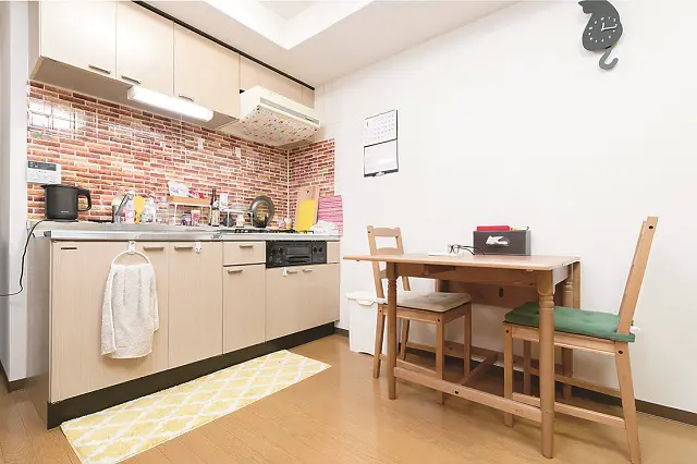 千種さんが懸命に貼ったキッチンのリメイクシートで、部屋全体が明るい印象に|同棲・結婚生活の参考に!新婚さんに聞いた、結婚を見据えた二人暮らしの部屋探しのコツ