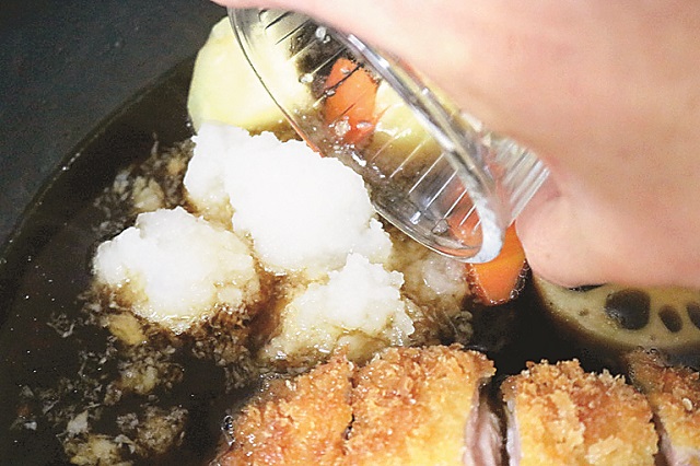 煮汁に半量の大根おろしを加えて火を加えると、大根の甘味とさっぱり感が高まる|【再現レシピ】定食屋「大戸屋」風のチキンかあさん煮を自宅でおいしく作るコツ