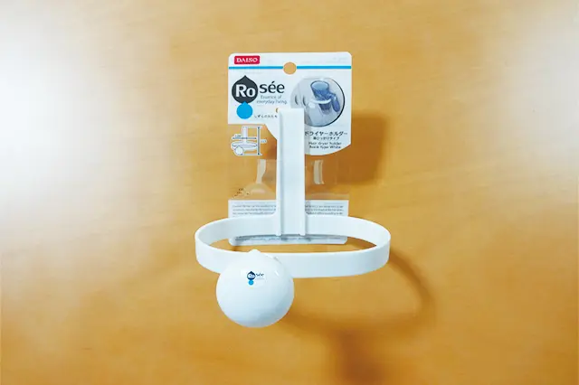 ロゼ ドライヤーホルダー 扉ひっかけタイプ ホワイト 108円|ダイソー|100円ショップ・ダイソーの店長オススメ商品紹介。100均の収納グッズと便利グッズで洗面スペースを整理整頓