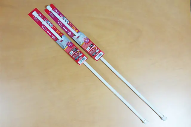 白い伸縮式つっぱり棒(約70-120cm) 1本108円|ダイソー|100円ショップ・ダイソーの店長オススメ商品紹介。100均の収納グッズと便利グッズで洗面スペースを整理整頓