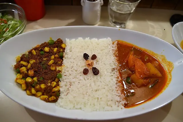 VOVOの看板・コンビカレー1,000円(野菜のカレー&ドライカレー)※このあと複数のカレー屋をはしごするので、ライス少な目バージョン|『カレーの愛し方、殺し方』作者・手条萌さんと巡る学芸大学(VOVO 学芸大学駅前店)
