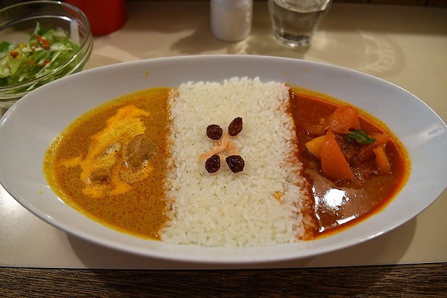 手条さんは野菜のカレー＆チキンカレーのコンビをチョイス｜『カレーの愛し方、殺し方』作者・手条萌さんと巡る学芸大学（VOVO 学芸大学駅前店）