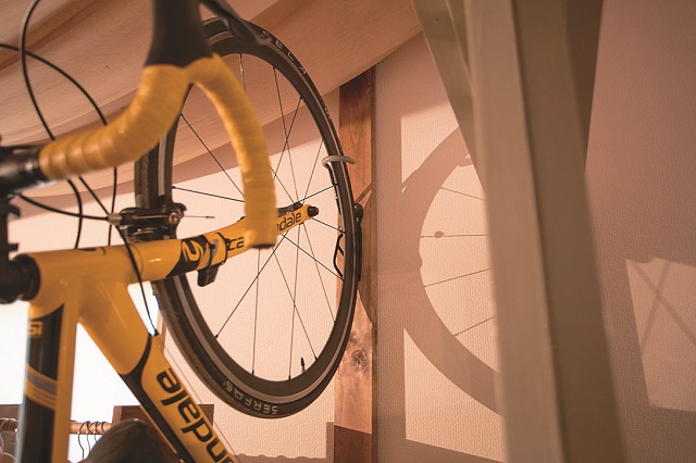 ディアウォールで木材を突っ張って、自転車の飾るインテリアを実現。賃貸でも壁を傷つけず汚さず自転車を飾ることができた|【インテリアコーディネート術】1Kの賃貸物件をDIY!おしゃれ男子学生の部屋づくり