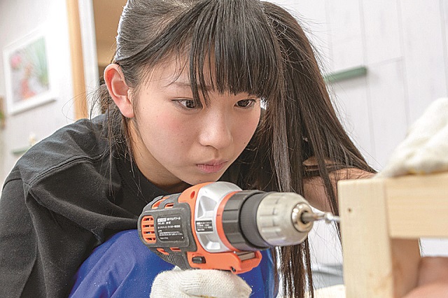 木材を組み合わせ、電動ドライバーでねじをさらに押し込む|仮面女子・森下舞桜がDIYに挑戦!木目がかわいいスツール(椅子)を作ってみた