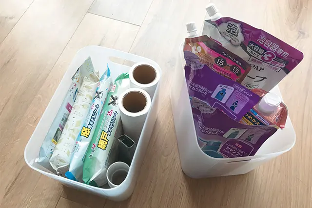 積み重ねボックスの下の段には粘着クリーナーやお掃除シートのスペアを、上の段にはシャンプーなどの詰め替え用ストックを収納することに|自由自在 積み重ねボックス 大・深型(15×22×16.9cm)108円|ダイソー|100円ショップ・ダイソーの店長オススメ商品紹介。100均の収納グッズと便利グッズで洗面スペースを整理整頓