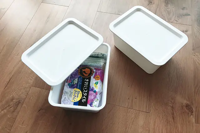 ふた付きなのでいろいろな用途に使えるスクエア収納BOX。もちろん重ねて使うことも可能だ|スクエア収納BOX ホワイト(25.5×19×11.5cm)108円|ダイソー|100円ショップ・ダイソーの店長オススメ商品紹介。100均の収納グッズと便利グッズで洗面スペースを整理整頓