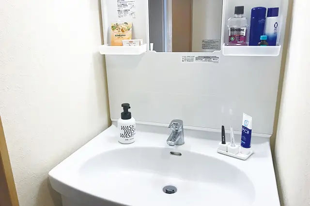 ドライヤーの収納場所ができたおかげで、ぎゅうぎゅう詰めだったポケットが一つ空いて余裕が生まれた|100円ショップ・ダイソーの店長オススメ商品紹介。100均の収納グッズと便利グッズで洗面スペースを整理整頓