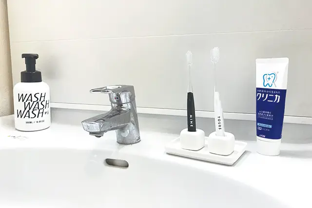 ダイソーの歯ブラシスタンドとトレーのおかげで、洗面台がシンプルでおしゃれな雰囲気に!|歯ブラシスタンド四角(ホワイト)/歯ブラシトレー スクエア(約12.5x8.8cm)108円(ダイソー)|100円ショップ・ダイソーの店長オススメ商品紹介。100均の収納グッズと便利グッズで洗面スペースを整理整頓